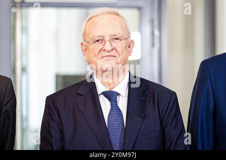 Brunswick, Allemagne. 03 septembre 2024. Martin Winterkorn, ancien président du conseil d'administration de Volkswagen AG, fait une déclaration à la presse devant le tribunal régional de Braunschweig. Dans la procédure, l'ancien PDG de VW Winterkorn est jugé pour suspicion de fraude, de fausses déclarations et de manipulation du marché. Crédit : Moritz Frankenberg/dpa/Alamy Live News Banque D'Images