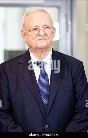 Brunswick, Allemagne. 03 septembre 2024. Martin Winterkorn, ancien président du conseil d'administration de Volkswagen AG, fait une déclaration à la presse devant le tribunal régional de Braunschweig. Dans la procédure, l'ancien PDG de VW Winterkorn est jugé pour suspicion de fraude, de fausses déclarations et de manipulation du marché. Crédit : Moritz Frankenberg/dpa/Alamy Live News Banque D'Images