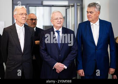 Brunswick, Allemagne. 03 septembre 2024. Martin Winterkorn (M), ancien président du conseil d’administration de Volkswagen AG, fait une déclaration à la presse devant le tribunal régional de Braunschweig, aux côtés de ses avocats Kersten von Schenk (G) et Felix Dörr (d). Dans la procédure, l'ancien PDG de VW Winterkorn est jugé pour suspicion de fraude, de fausses déclarations et de manipulation du marché. Crédit : Moritz Frankenberg/dpa/Alamy Live News Banque D'Images