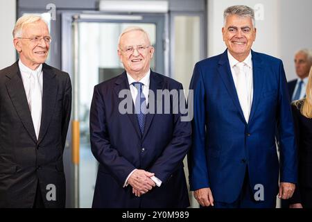 Brunswick, Allemagne. 03 septembre 2024. Martin Winterkorn (M), ancien président du conseil d’administration de Volkswagen AG, fait une déclaration à la presse devant le tribunal régional de Braunschweig, aux côtés de ses avocats Kersten von Schenk (G) et Felix Dörr (d). Dans la procédure, l'ancien PDG de VW Winterkorn est jugé pour suspicion de fraude, de fausses déclarations et de manipulation du marché. Crédit : Moritz Frankenberg/dpa/Alamy Live News Banque D'Images