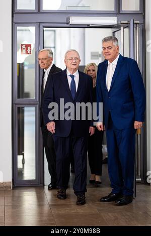 Brunswick, Allemagne. 03 septembre 2024. Martin Winterkorn (M), ancien PDG de Volkswagen AG, arrive au tribunal régional de Braunschweig pour faire une déclaration à la presse. Dans la procédure, l'ancien PDG de VW Winterkorn est jugé pour suspicion de fraude, de fausses déclarations et de manipulation du marché. Crédit : Moritz Frankenberg/dpa/Alamy Live News Banque D'Images