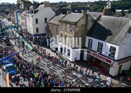 Coureurs au départ de la première étape du Lloyds Bank Tour of Britain Men 2024 à Kelso dans les Scottish Borders. Date de la photo : mardi 3 septembre 2024. Banque D'Images