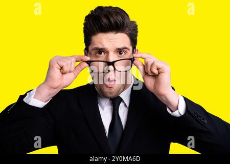 Gros plan portrait de son il belle imposant élégant chic attrayant confus incertain gars comptable comptable comptable vacant bureau de recrutement Banque D'Images