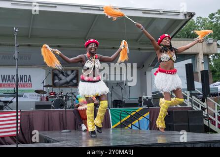 2 danseurs de la Fusha Dance Company dansent en costumes congolais. À la Wakanda Celebration à Mount Vernon, Westchester, New York. Banque D'Images