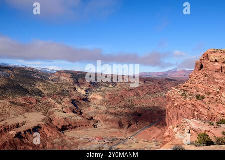 Vue aérienne époustouflante du parc national de Capitol Reef dans l'Utah, avec de vastes formations rocheuses rouges, un terrain accidenté et un ciel bleu vif. Banque D'Images