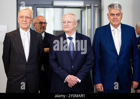 Brunswick, Allemagne. 03 septembre 2024. Martin Winterkorn (M), ancien président du conseil d’administration de Volkswagen AG, fait une déclaration à la presse devant le tribunal régional de Braunschweig, aux côtés de ses avocats Kersten von Schenk (G) et Felix Dörr (d). Dans la procédure, l'ancien PDG de VW Winterkorn est jugé pour suspicion de fraude, de fausses déclarations et de manipulation du marché. Crédit : Moritz Frankenberg/dpa/Alamy Live News Banque D'Images