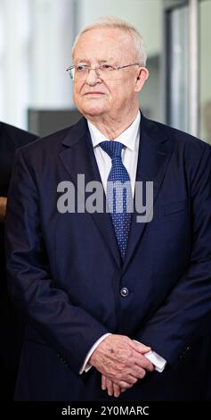 Brunswick, Allemagne. 03 septembre 2024. Martin Winterkorn, ancien président du conseil d'administration de Volkswagen AG, fait une déclaration à la presse devant le tribunal régional de Braunschweig. Dans la procédure, l'ancien PDG de VW Winterkorn est jugé pour suspicion de fraude, de fausses déclarations et de manipulation du marché. Crédit : Moritz Frankenberg/dpa/Alamy Live News Banque D'Images