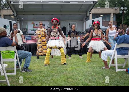 2 danseurs de la Fusha Dance Company dansent avec les membres du public tout en étant photographiés. À la Wakanda Celebration à Mount Vernon, Westchester Banque D'Images