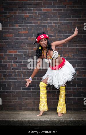 Photo posée d'une très jolie danseuse gracieuse vêtue de vêtements congolais à Wakanda à Mount Vernon, Westchester, New York. Banque D'Images