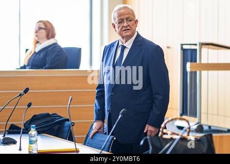 Brunswick, Allemagne. 03 septembre 2024. Martin Winterkorn, ancien président du conseil d’administration de Volkswagen AG, est présent dans une salle d’audience du tribunal régional de Braunschweig. Dans la procédure, l'ancien PDG de VW Winterkorn est jugé pour suspicion de fraude, de fausses déclarations et de manipulation du marché. Crédit : Moritz Frankenberg/dpa/Alamy Live News Banque D'Images