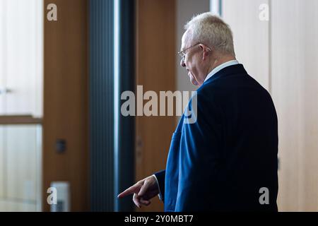 Brunswick, Allemagne. 03 septembre 2024. Martin Winterkorn, ancien président du conseil d’administration de Volkswagen AG, est présent dans une salle d’audience du tribunal régional de Braunschweig. Dans la procédure, l'ancien PDG de VW Winterkorn est jugé pour suspicion de fraude, de fausses déclarations et de manipulation du marché. Crédit : Moritz Frankenberg/dpa/Alamy Live News Banque D'Images