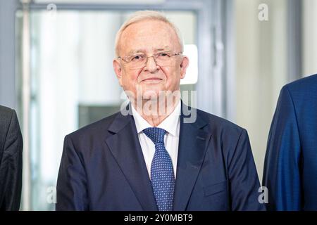 Brunswick, Allemagne. 03 septembre 2024. RÉPÉTITION DE LA QUALITÉ - Martin Winterkorn, ancien président du conseil d'administration de Volkswagen AG, fait une déclaration à la presse devant le tribunal régional de Braunschweig. Dans la procédure, l'ancien PDG de VW Winterkorn est jugé pour suspicion de fraude, de fausses déclarations et de manipulation du marché. Crédit : Moritz Frankenberg/dpa/Alamy Live News Banque D'Images