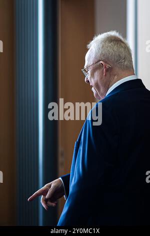 Brunswick, Allemagne. 03 septembre 2024. Martin Winterkorn, ancien président du conseil d’administration de Volkswagen AG, est présent dans une salle d’audience du tribunal régional de Braunschweig. Dans la procédure, l'ancien PDG de VW Winterkorn est jugé pour suspicion de fraude, de fausses déclarations et de manipulation du marché. Crédit : Moritz Frankenberg/dpa/Alamy Live News Banque D'Images