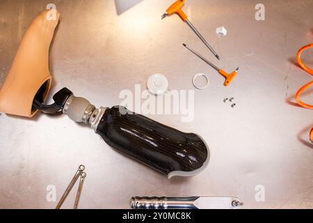 Composants prothétiques de jambe et outils sur établi en laboratoire prothétique Banque D'Images