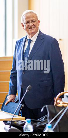 Brunswick, Allemagne. 03 septembre 2024. Martin Winterkorn, ancien président du conseil d’administration de Volkswagen AG, est présent dans une salle d’audience du tribunal régional de Braunschweig. Dans la procédure, l'ancien PDG de VW Winterkorn est jugé pour suspicion de fraude, de fausses déclarations et de manipulation du marché. Crédit : Moritz Frankenberg/dpa/Alamy Live News Banque D'Images