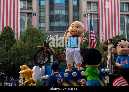 Le jour de l'indépendance de la Malaisie, ou Hari Merdeka, le 31 août, célèbre l'indépendance de la nation. Défilé avec des caractères UPIN et IPIN. Banque D'Images