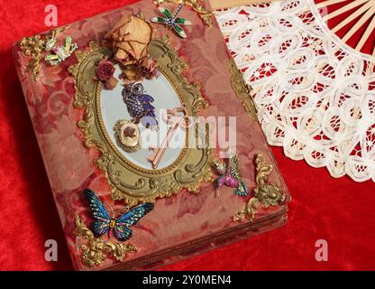 Livre antique avec pierres précieuses colorées. Livre Fée Tale Romance Banque D'Images