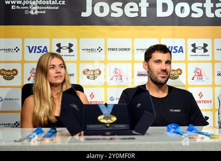 Prague, République tchèque. 03 septembre 2024. La kayakiste tchèque Anezka Paloudova (à gauche) et son fiancé et kayakiste médaillé olympique de la République tchèque Josef Dostal (à droite) assistent à une réunion avec des journalistes après la saison la plus réussie de sa carrière, à Prague, en république tchèque, le 3 septembre 2024. Crédit : Katerina Sulova/CTK photo/Alamy Live News Banque D'Images