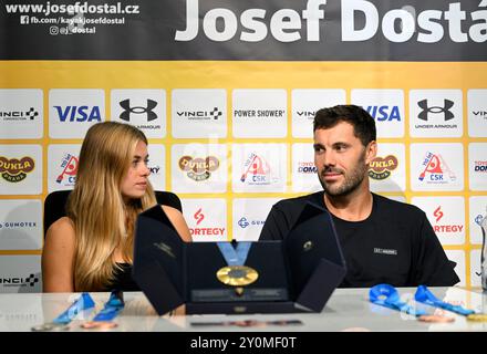 Prague, République tchèque. 03 septembre 2024. La kayakiste tchèque Anezka Paloudova (à gauche) et son fiancé et kayakiste médaillé olympique de la République tchèque Josef Dostal (à droite) assistent à une réunion avec des journalistes après la saison la plus réussie de sa carrière, à Prague, en république tchèque, le 3 septembre 2024. Crédit : Katerina Sulova/CTK photo/Alamy Live News Banque D'Images