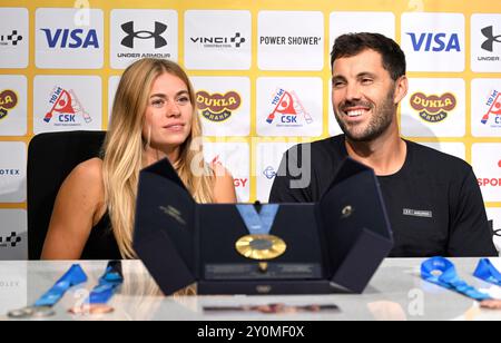 Prague, République tchèque. 03 septembre 2024. La kayakiste tchèque Anezka Paloudova (à gauche) et son fiancé et kayakiste médaillé olympique de la République tchèque Josef Dostal (à droite) assistent à une réunion avec des journalistes après la saison la plus réussie de sa carrière, à Prague, en république tchèque, le 3 septembre 2024. Crédit : Katerina Sulova/CTK photo/Alamy Live News Banque D'Images