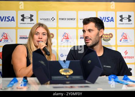 Prague, République tchèque. 03 septembre 2024. La kayakiste tchèque Anezka Paloudova (à gauche) et son fiancé et kayakiste médaillé olympique de la République tchèque Josef Dostal (à droite) assistent à une réunion avec des journalistes après la saison la plus réussie de sa carrière, à Prague, en république tchèque, le 3 septembre 2024. Crédit : Katerina Sulova/CTK photo/Alamy Live News Banque D'Images