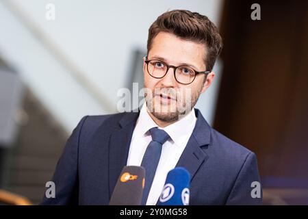 Brunswick, Allemagne. 03 septembre 2024. Benedikt Eicke (à droite), porte-parole de la presse au tribunal régional de Braunschweig, fait une déclaration à la presse. Dans la procédure, l'ancien patron de VW Winterkorn est jugé pour suspicion de fraude, de fausses déclarations et de manipulation de marché. Crédit : Moritz Frankenberg/dpa/Alamy Live News Banque D'Images