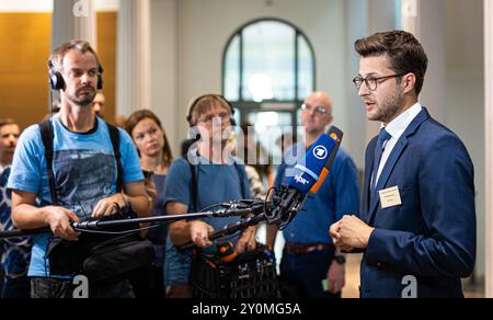 Brunswick, Allemagne. 03 septembre 2024. Benedikt Eicke (à droite), porte-parole de la presse au tribunal régional de Braunschweig, fait une déclaration à la presse. Dans la procédure, l'ancien patron de VW Winterkorn est jugé pour suspicion de fraude, de fausses déclarations et de manipulation de marché. Crédit : Moritz Frankenberg/dpa/Alamy Live News Banque D'Images