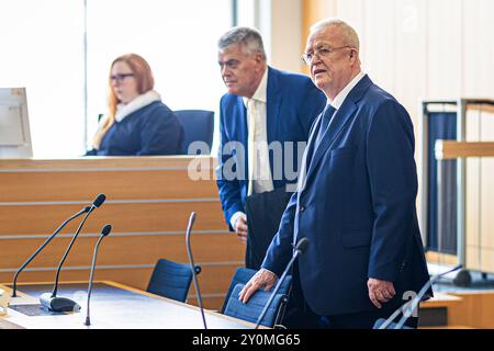 Brunswick, Allemagne. 03 septembre 2024. Martin Winterkorn (à droite), ancien président du conseil d'administration de Volkswagen AG, siège dans une salle d'audience du tribunal régional de Braunschweig. L'ancien PDG de VW Winterkorn est jugé pour suspicion de fraude, de fausses déclarations et de manipulation de marché. Crédit : Moritz Frankenberg/dpa/Alamy Live News Banque D'Images