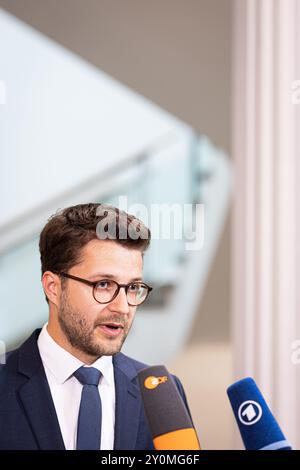 Brunswick, Allemagne. 03 septembre 2024. Benedikt Eicke (à droite), porte-parole de la presse au tribunal régional de Braunschweig, fait une déclaration à la presse. Dans la procédure, l'ancien patron de VW Winterkorn est jugé pour suspicion de fraude, de fausses déclarations et de manipulation de marché. Crédit : Moritz Frankenberg/dpa/Alamy Live News Banque D'Images