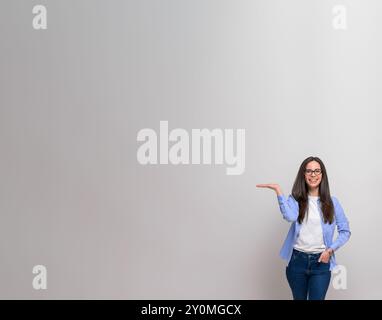 Portrait de femme d'affaires montrant le nouveau produit sur l'espace de copie pour la publicité sur fond blanc Banque D'Images