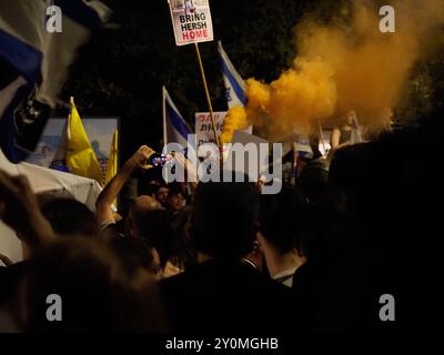 Jérusalem-Ouest, Israël. 02 septembre 2024. Manifestation devant la maison de Netanyahou à Jérusalem pour démanteler un accord d'otages. Banque D'Images