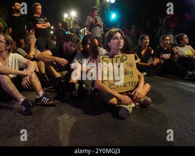 Jérusalem-Ouest, Israël. 02 septembre 2024. Protestation devant la maison de Netanyahou à Jérusalem pour réclamer un accord d'otages. Banque D'Images