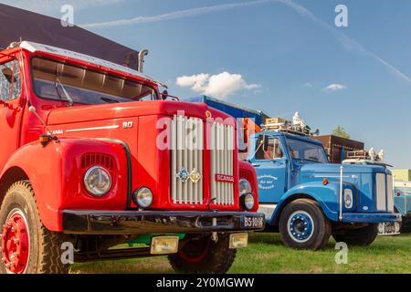 Aalten, pays-Bas - 23 juin 2023 : rangée de camions vintage colorés sur une foire de campagne à Aalten, pays-Bas Banque D'Images