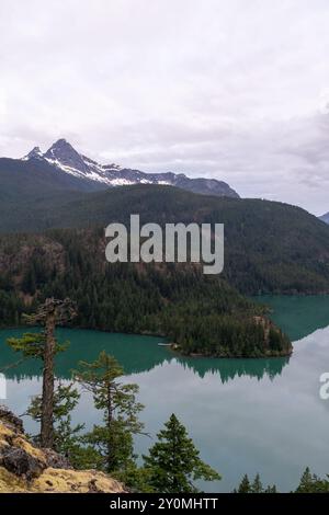 Une superbe vue matinale nuageuse sur un lac bleu glaciaire à North Cascades. Banque D'Images