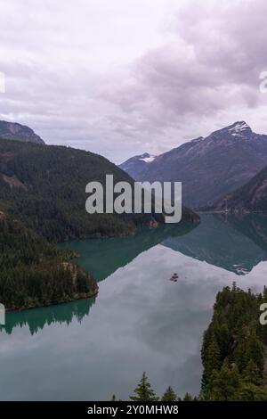 Une superbe vue matinale nuageuse sur un lac bleu glaciaire à North Cascades. Banque D'Images