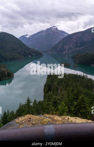 Une superbe vue matinale nuageuse sur un lac bleu glaciaire à North Cascades. Banque D'Images