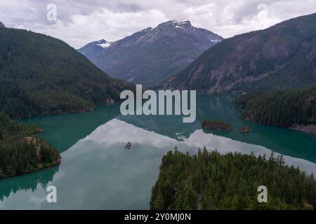 Une superbe vue matinale nuageuse sur un lac bleu glaciaire à North Cascades. Banque D'Images