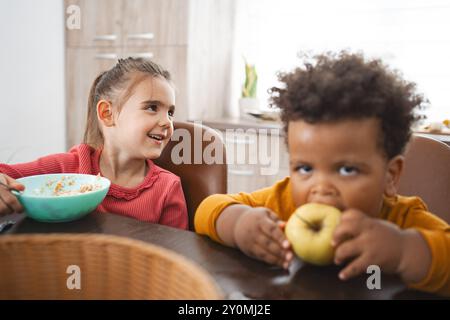 Famille multiraciale appréciant le petit déjeuner un matin ensoleillé Banque D'Images