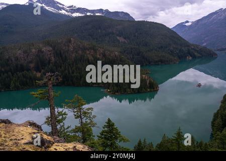 Une superbe vue matinale nuageuse sur un lac bleu glaciaire à North Cascades. Banque D'Images