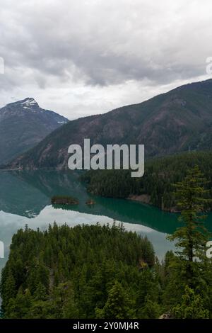 Une superbe vue matinale nuageuse sur un lac bleu glaciaire à North Cascades. Banque D'Images