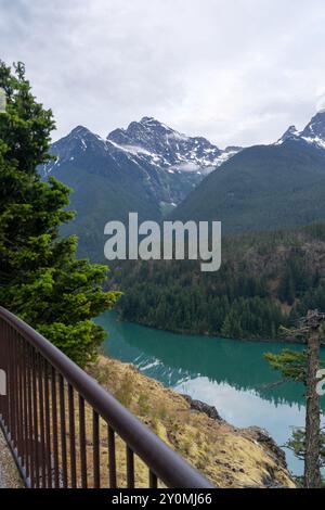 Une superbe vue matinale nuageuse sur un lac bleu glaciaire à North Cascades. Banque D'Images