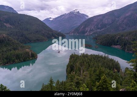 Une superbe vue matinale nuageuse sur un lac bleu glaciaire à North Cascades. Banque D'Images