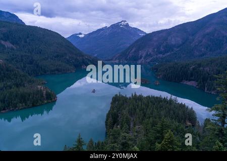 Une superbe vue matinale nuageuse sur un lac bleu glaciaire à North Cascades. Banque D'Images