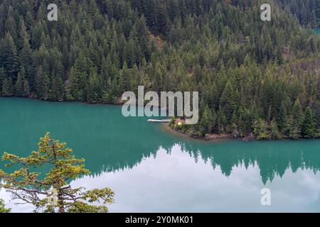 Une superbe vue matinale nuageuse sur un lac bleu glaciaire à North Cascades. Banque D'Images