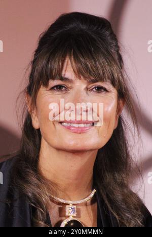 Mostra del Cinema Venezia 2024. 81 Festival du film de Venise Italie. Filmfestival Venedig, Italien. Gloire au cinéaste Prix à Claude Lelouch. Valerie Perrin assiste au tapis rouge *** Mostra del Cinema Venezia 2024 81 Venice film Festival Italy Filmfestival Venice, Italy gloire au cinéaste Prix à Claude Lelouch Valerie Perrin assiste au tapis rouge Banque D'Images