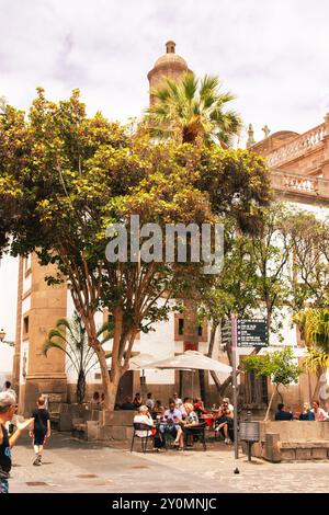 Gran Canaria, Espagne, Îles Canaries, Las Palmas - 22 juillet 2024. Un café de rue à la Vegueta, comme la vieille ville historique de Las Palmas de Gran Canaria est Banque D'Images