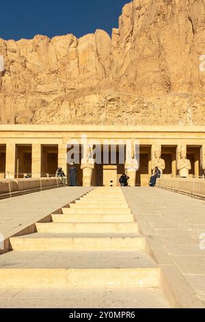 Louxor, Egypte ; 16 janvier 2024 : L'entrée au Royaume du pharaon Hatshepsout, connaître le temple funéraire de cette reine qui est l'un des plus Banque D'Images