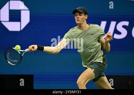 Flushing NY, États-Unis. 02 septembre 2024. **PAS DE JOURNAUX de New York** Jannik Sinner vs Tommy Paul sur Arthur Ashe Stadium au USTA Billie Jean King National Tennis Center le 2 septembre 2024 à Flushing Queens. Crédit : Mpi04/Media Punch/Alamy Live News Banque D'Images