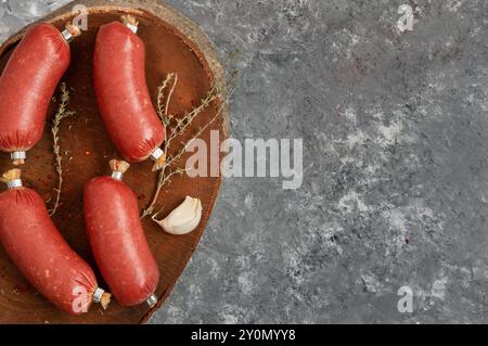 Saucisse fermentée turque, saucisse crue épicée sèche sur fond de pierre sombre Banque D'Images