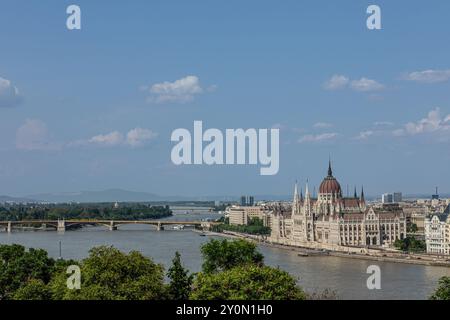 Budapest, Hongrie - 22 mai ,2023 : vue du Parlement hongrois et du Danube depuis la colline du château de Buda. Photo de haute qualité Banque D'Images